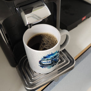 Polizeiauto im Einsatz Kaffeebecher