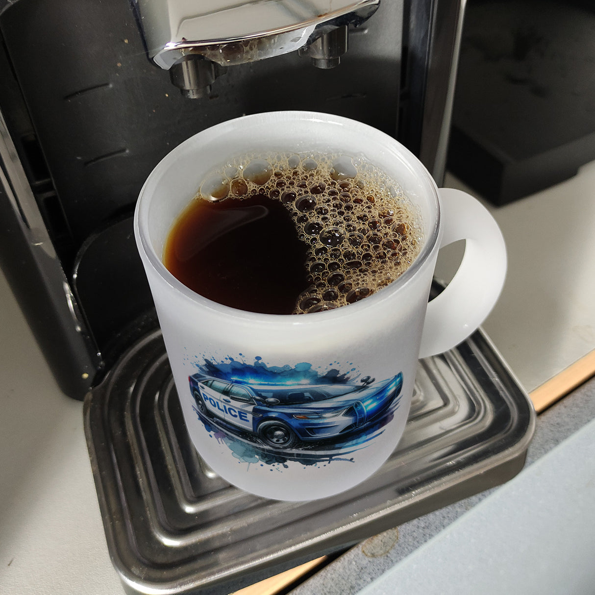 Polizeiauto im Einsatz Kaffeebecher
