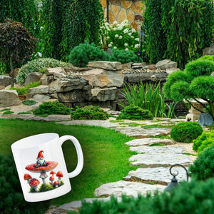 Gartenzwerg auf einem Fliegenpilz Kaffeebecher