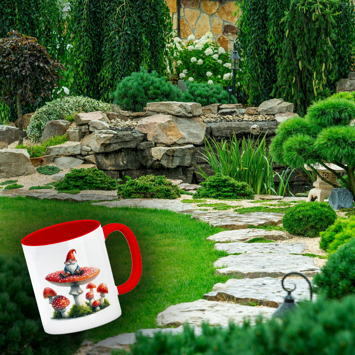 Gartenzwerg auf einem Fliegenpilz Kaffeebecher