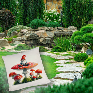 Gartenzwerg auf einem Fliegenpilz Kissen