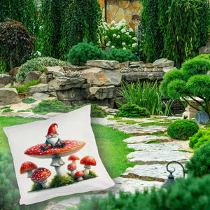 Gartenzwerg auf einem Fliegenpilz Kissen