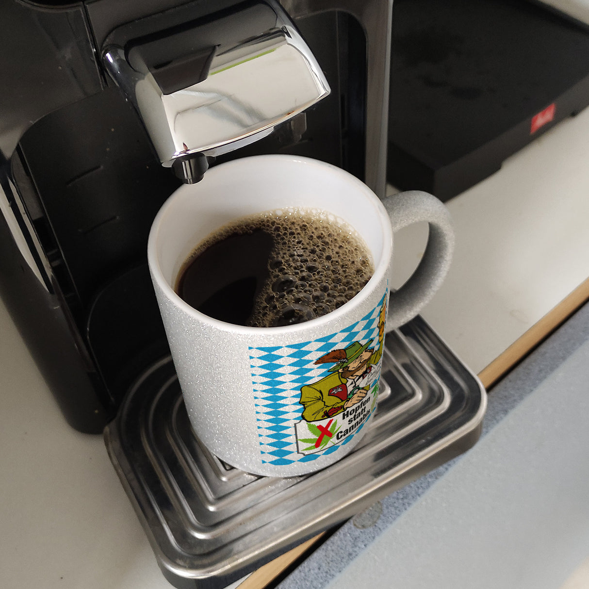 Hopfen statt Cannabis Kaffeebecher mit Spruch Oans zwoa drei Gsuffa