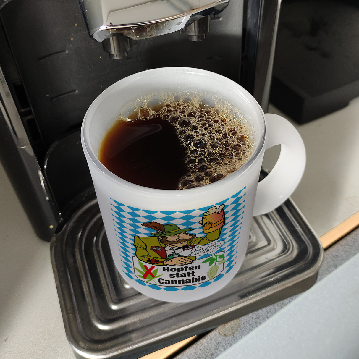 Hopfen statt Cannabis Kaffeebecher mit Spruch Oans zwoa drei Gsuffa