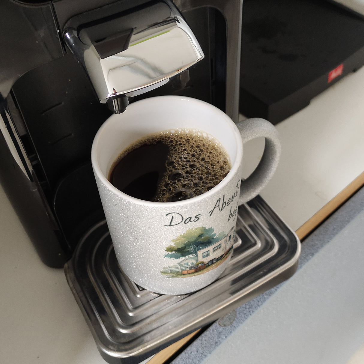 Wohnwagen Kaffeebecher mit Spruch Das Abenteuer beginnt