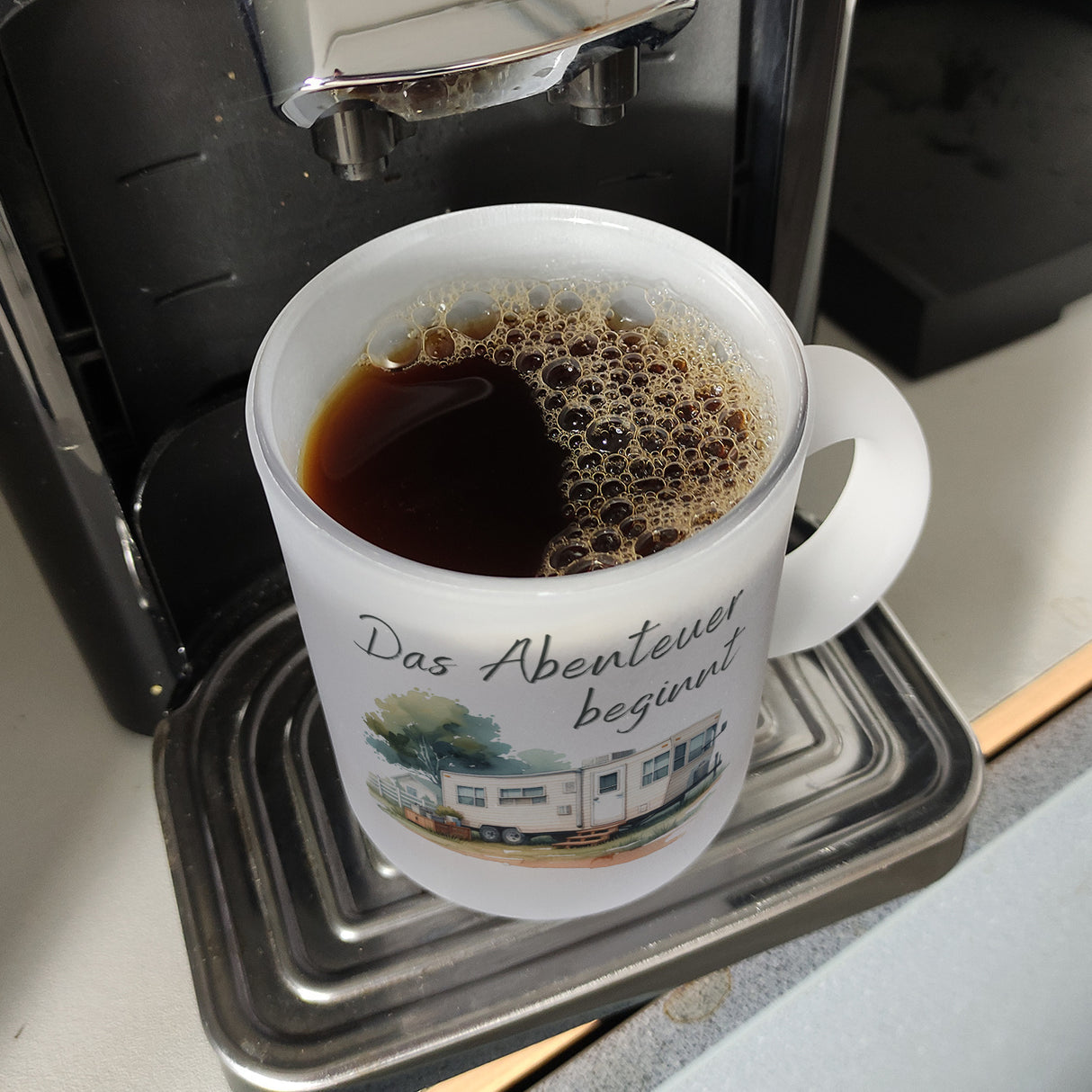 Wohnwagen Kaffeebecher mit Spruch Das Abenteuer beginnt