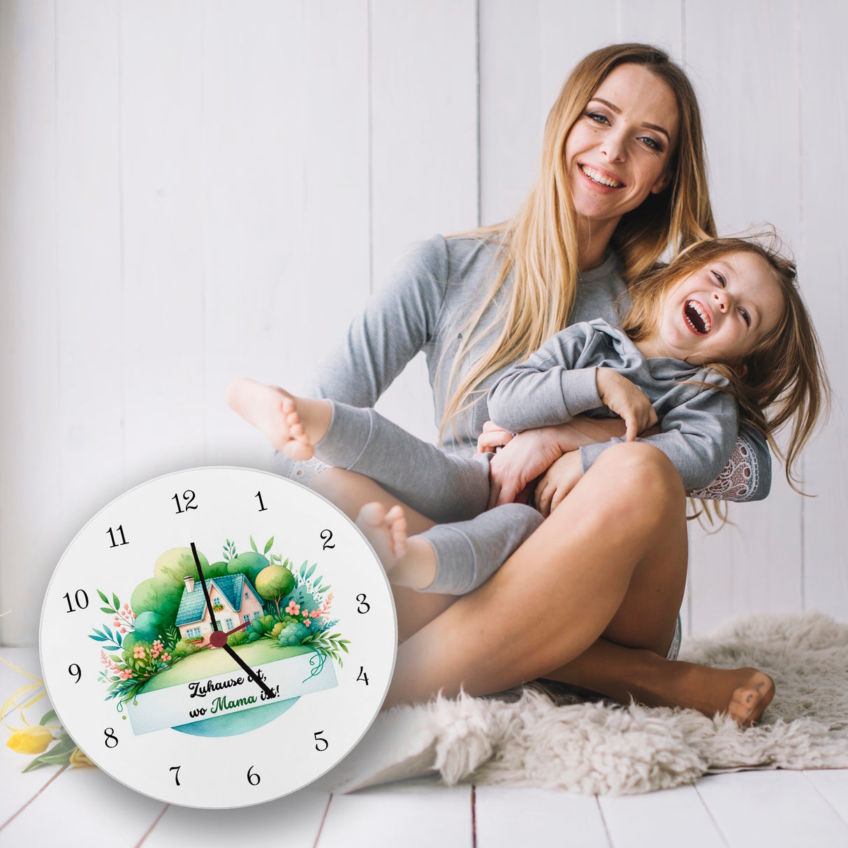 Häuschen im Grünen Wanduhr mit Spruch Zuhause ist wo Mama ist