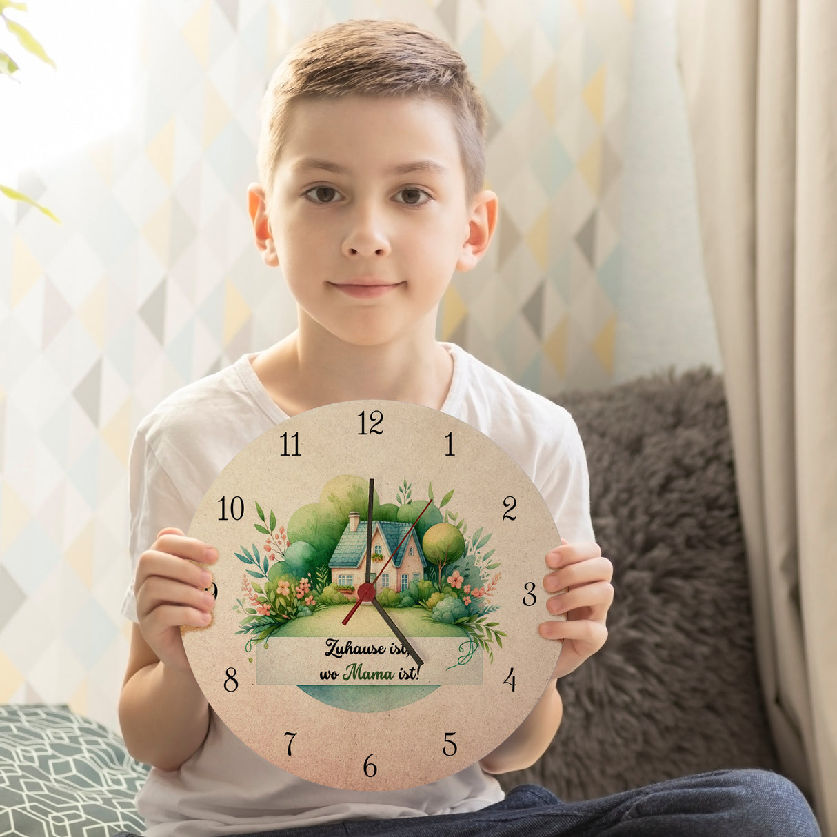 Häuschen im Grünen Wanduhr mit Spruch Zuhause ist wo Mama ist