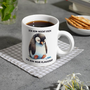 Flauschiger Pinguin Kaffeebecher mit Spruch Nicht dick nur flauschig