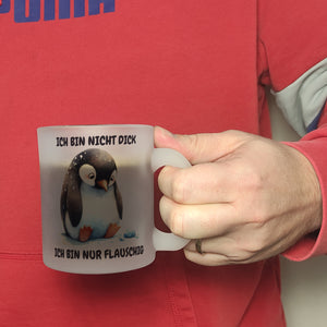 Flauschiger Pinguin Kaffeebecher mit Spruch Nicht dick nur flauschig