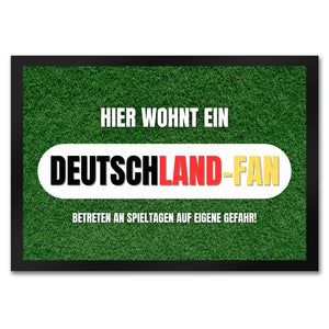 Hier wohnt ein Deutschland-Fan Fußmatte in 35x50 cm mit Spruch Betreten auf eigene Gefahr
