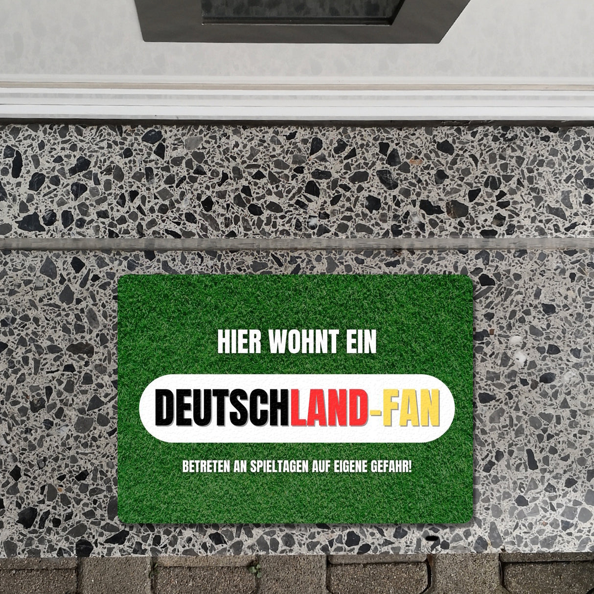 Hier wohnt ein Deutschland-Fan Fußmatte in 35x50 cm ohne Rand mit Spruch Betreten auf eigene Gefahr