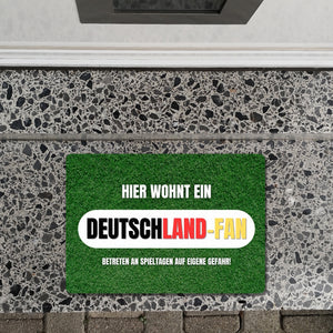 Hier wohnt ein Deutschland-Fan Fußmatte in 35x50 cm ohne Rand mit Spruch Betreten auf eigene Gefahr