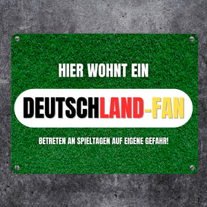 Hier wohnt ein Deutschland-Fan Metallschild in 15x20 cm mit Spruch Betreten auf eigene Gefahr