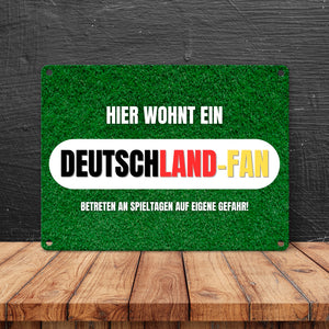 Hier wohnt ein Deutschland-Fan Metallschild in 15x20 cm mit Spruch Betreten auf eigene Gefahr