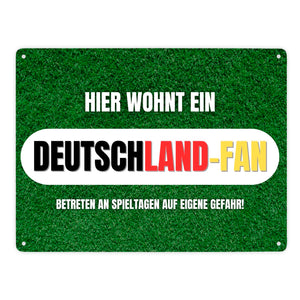 Hier wohnt ein Deutschland-Fan Metallschild in 15x20 cm mit Spruch Betreten auf eigene Gefahr