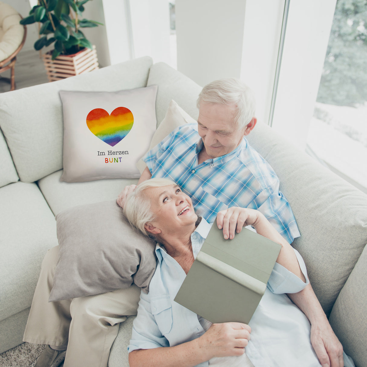 Regenbogenherz Kissen mit Spruch Im Herzen bunt