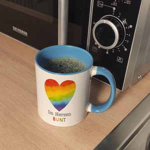 Regenbogenherz Kaffeebecher mit Spruch Im Herzen bunt