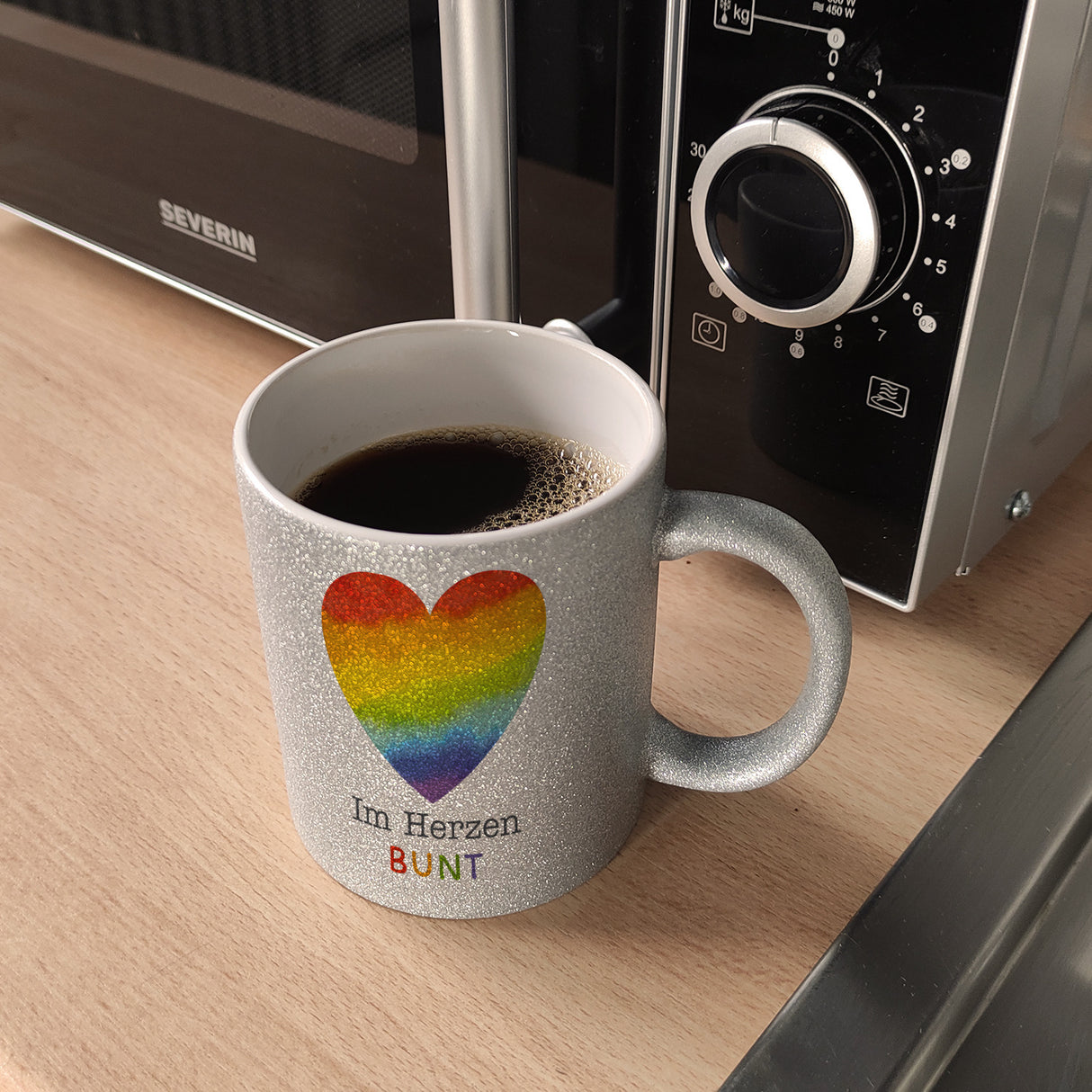 Regenbogenherz Kaffeebecher mit Spruch Im Herzen bunt
