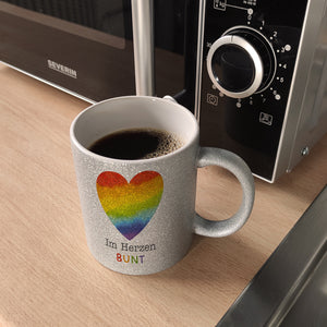 Regenbogenherz Kaffeebecher mit Spruch Im Herzen bunt