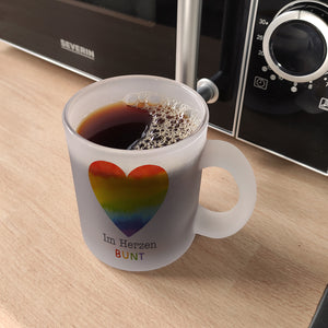 Regenbogenherz Kaffeebecher mit Spruch Im Herzen bunt