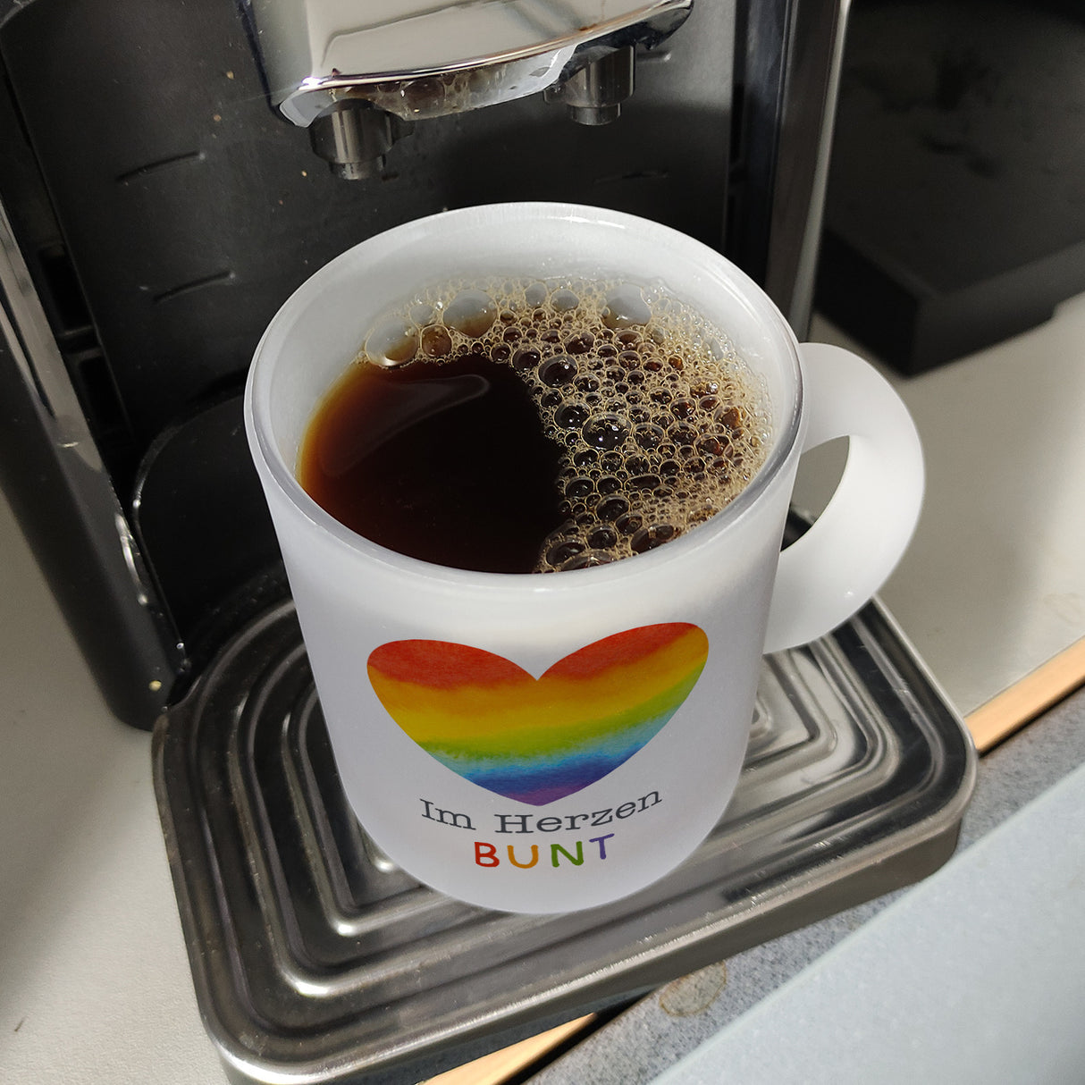 Regenbogenherz Kaffeebecher mit Spruch Im Herzen bunt