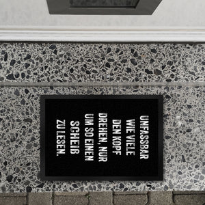 Unfassbar wie viele den Kopf drehen Fußmatte in 35x50 cm mit Spruch nur um so einen Scheiß zu lesen
