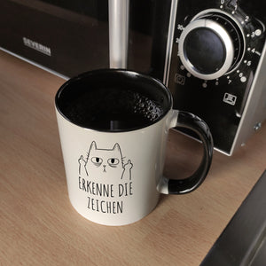 Katze mit Mittelfinger Kaffeebecher mit Spruch Erkenne die Zeichen
