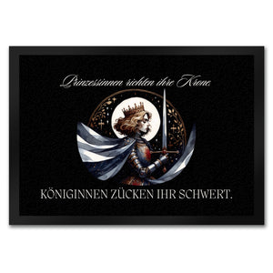 Königin mit Schwert Fußmatte in 35x50 cm mit Spruch Königinnen zücken ihr Schwert