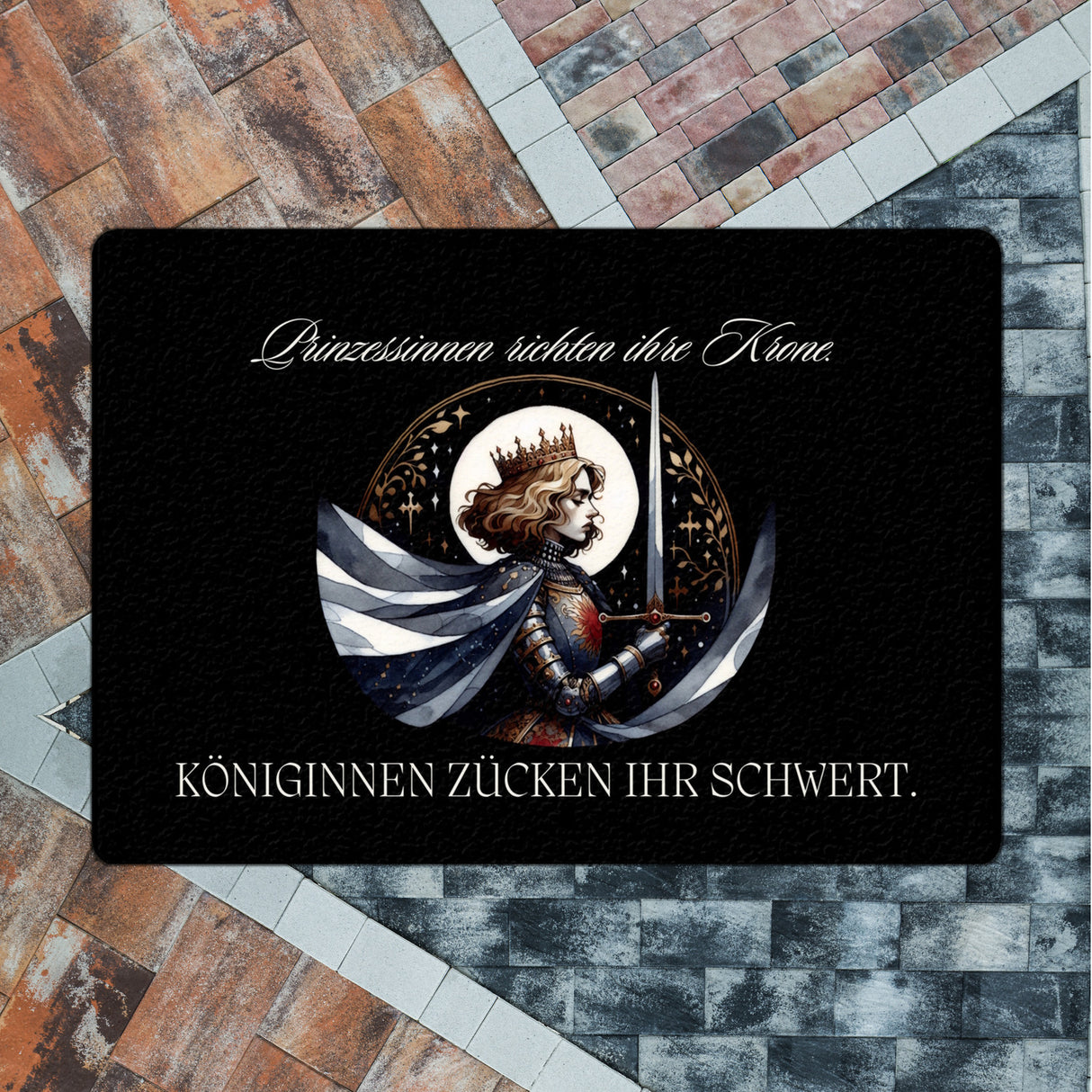 Königin mit Schwert Fußmatte in 35x50 cm ohne Rand mit Spruch Königinnen zücken ihr Schwert