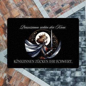 Königin mit Schwert Fußmatte in 35x50 cm ohne Rand mit Spruch Königinnen zücken ihr Schwert