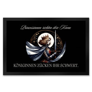 Königin mit Schwert Fußmatte in 35x50 cm mit Spruch Königinnen zücken ihr Schwert