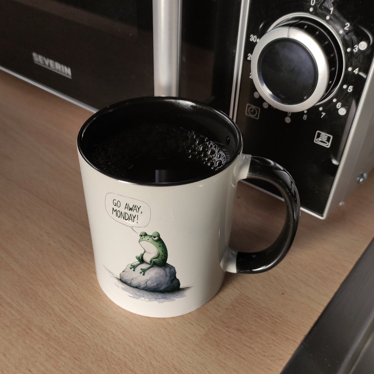 Griesgrämiger Frosch Kaffeebecher mit Spruch Go away, Monday!