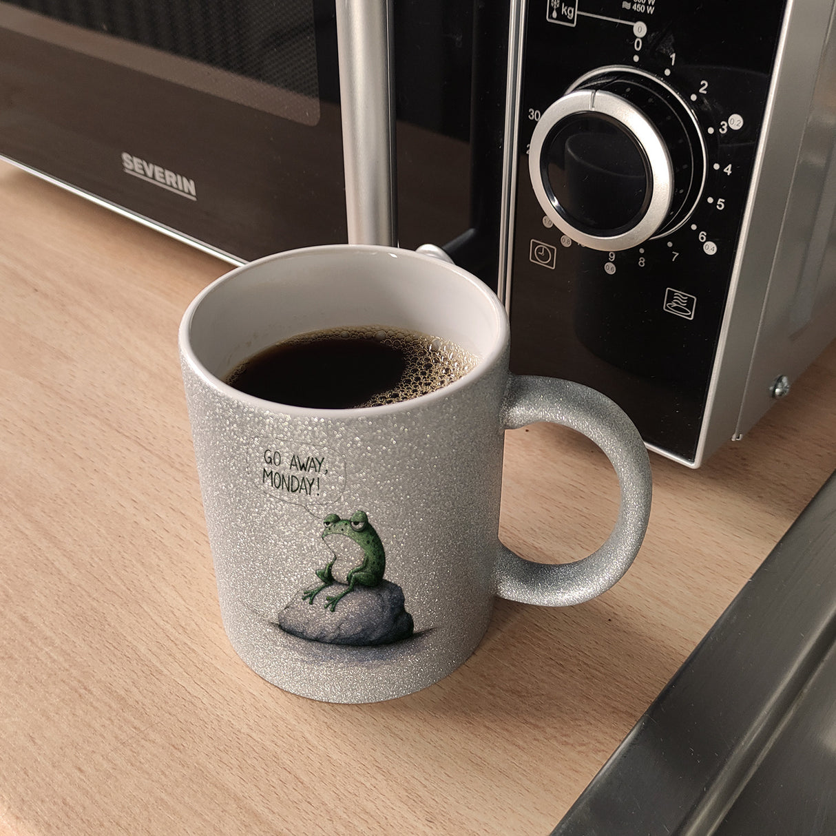 Griesgrämiger Frosch Kaffeebecher mit Spruch Go away, Monday!