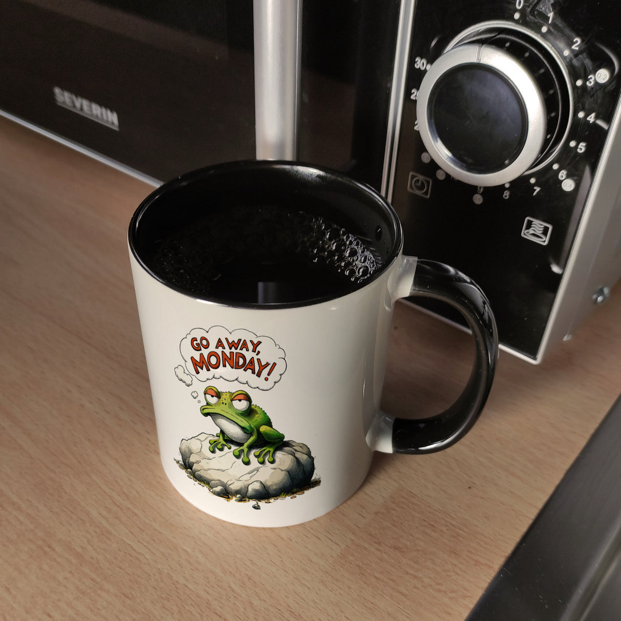 Mürrischer Frosch auf Stein Kaffeebecher mit Spruch Go away, Monday!