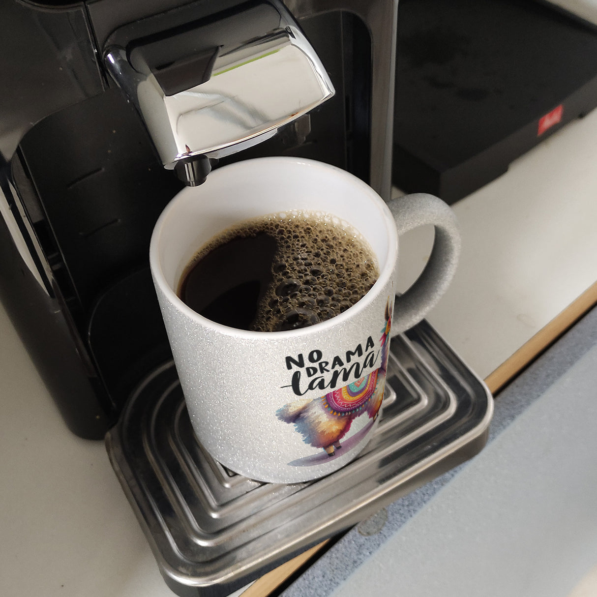 Alpaka mit bunter Satteldecke Kaffeebecher mit Spruch No Drama Lama