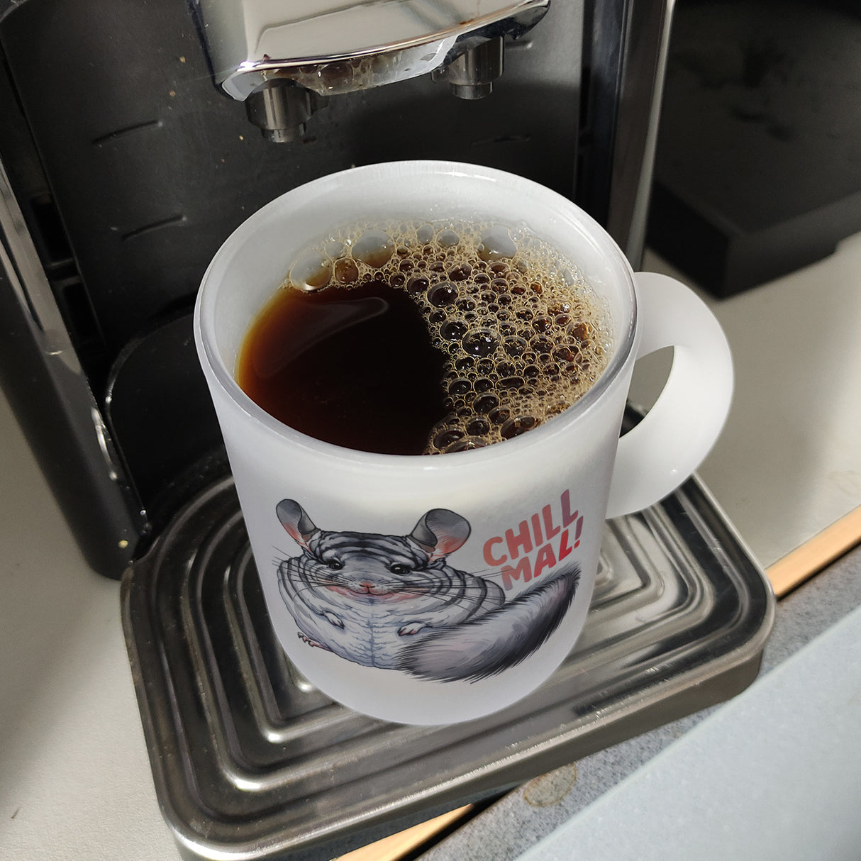 Pummeliges Chinchilla Kaffeebecher mit Spruch Chill mal