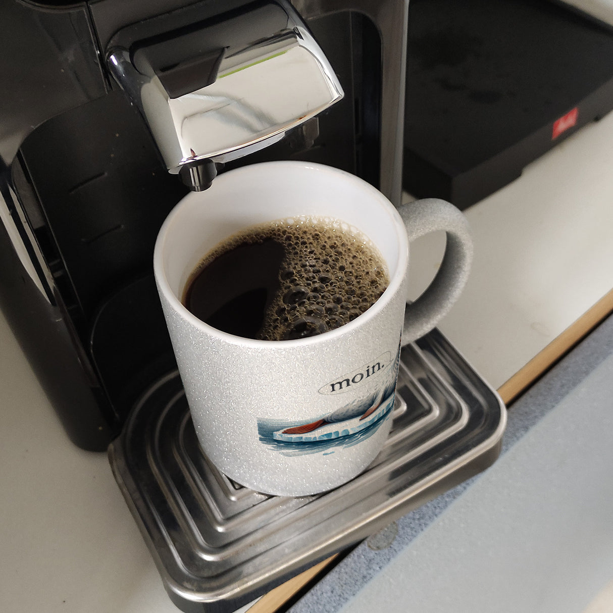 Robbe auf Eisscholle Kaffeebecher mit Spruch Moin