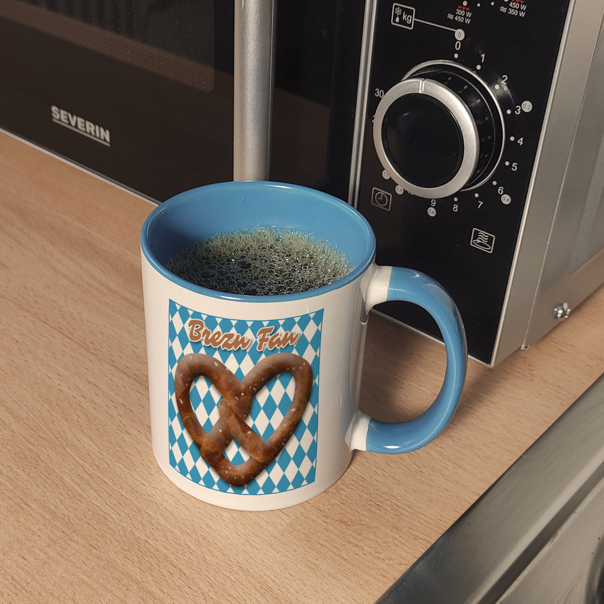 Brezelherz Bayernflagge Kaffeebecher mit Spruch Brezn Fan