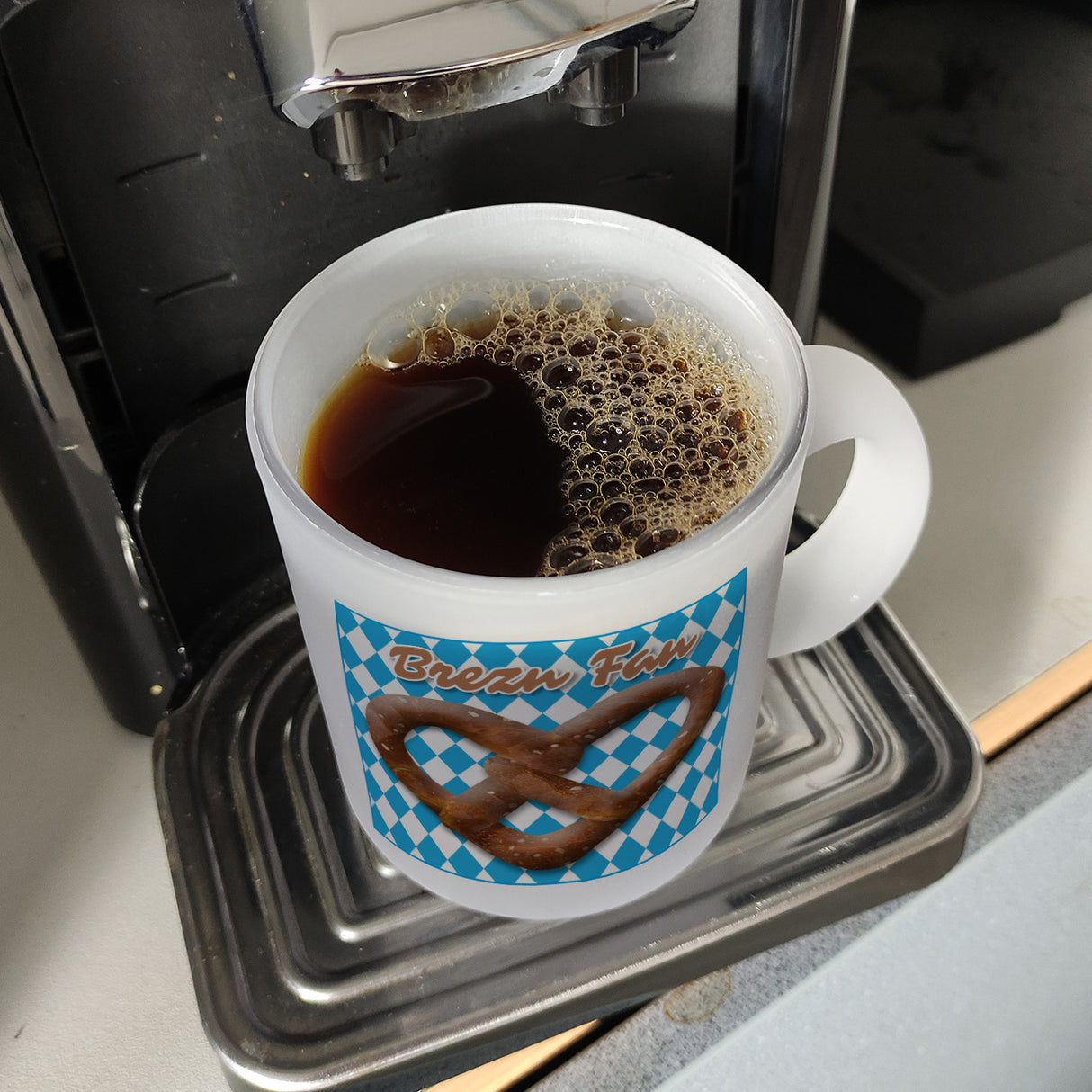 Brezelherz Bayernflagge Kaffeebecher mit Spruch Brezn Fan