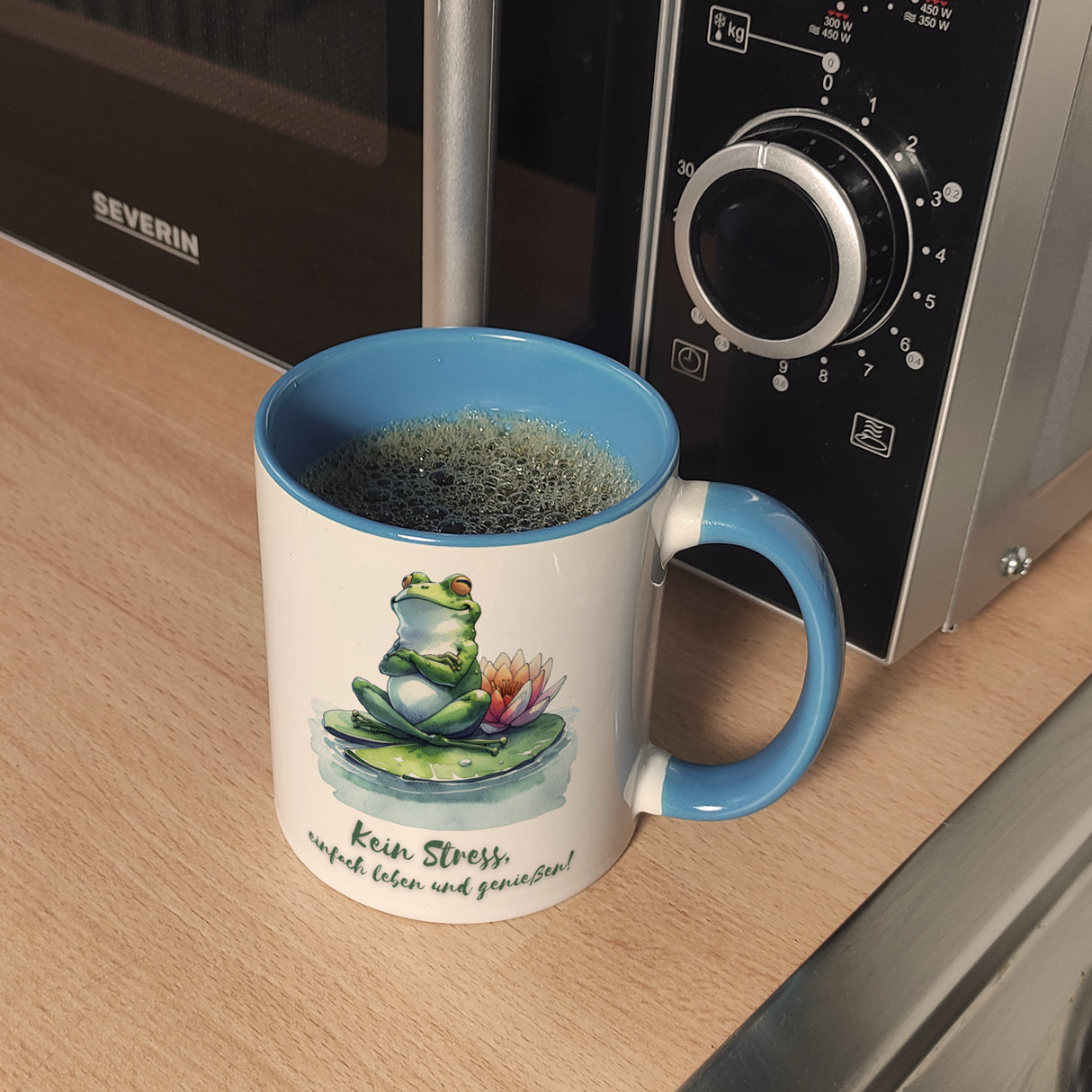 Frosch auf Seerose Kaffeebecher mit Spruch Kein Stress einfach leben und genießen