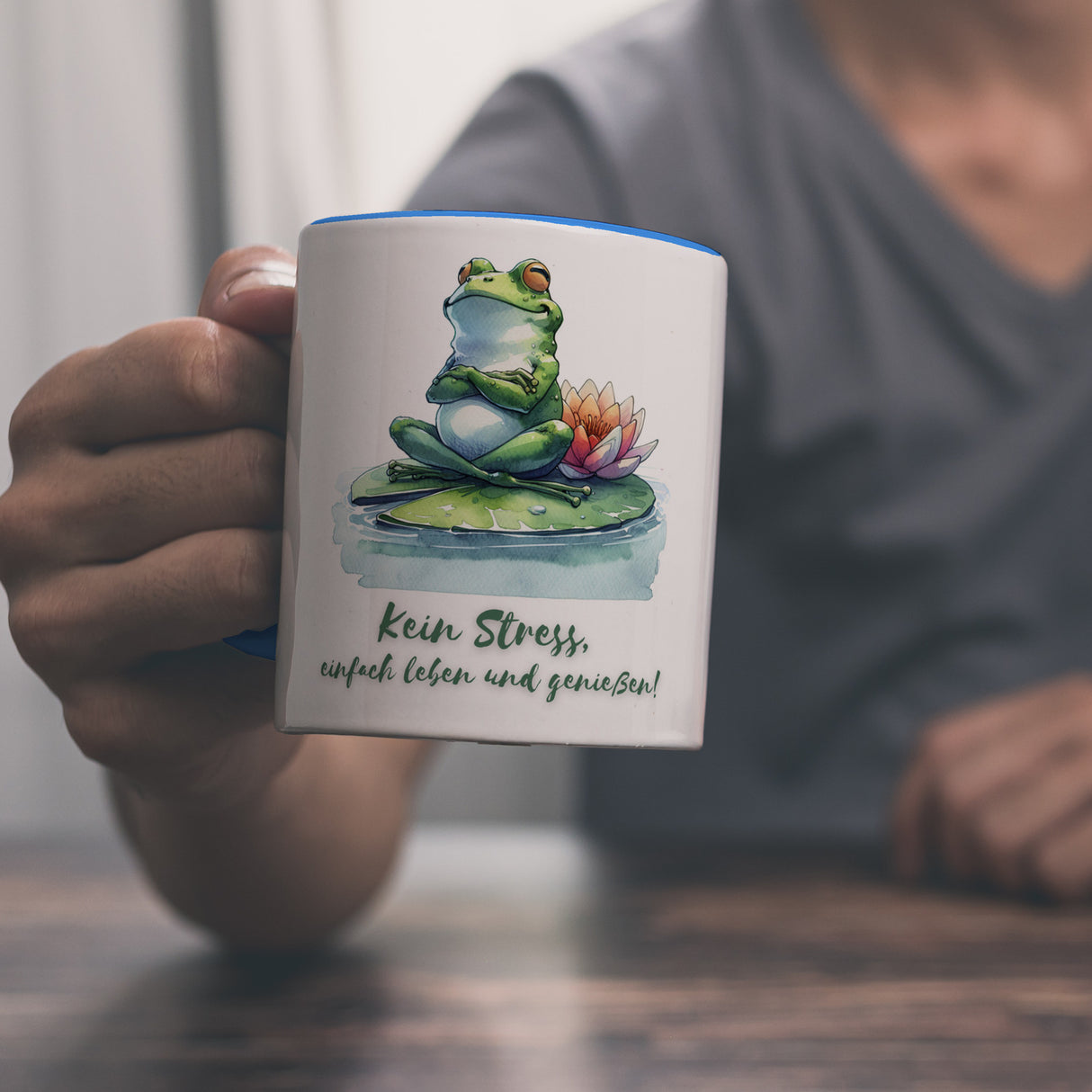Frosch auf Seerose Kaffeebecher mit Spruch Kein Stress einfach leben und genießen