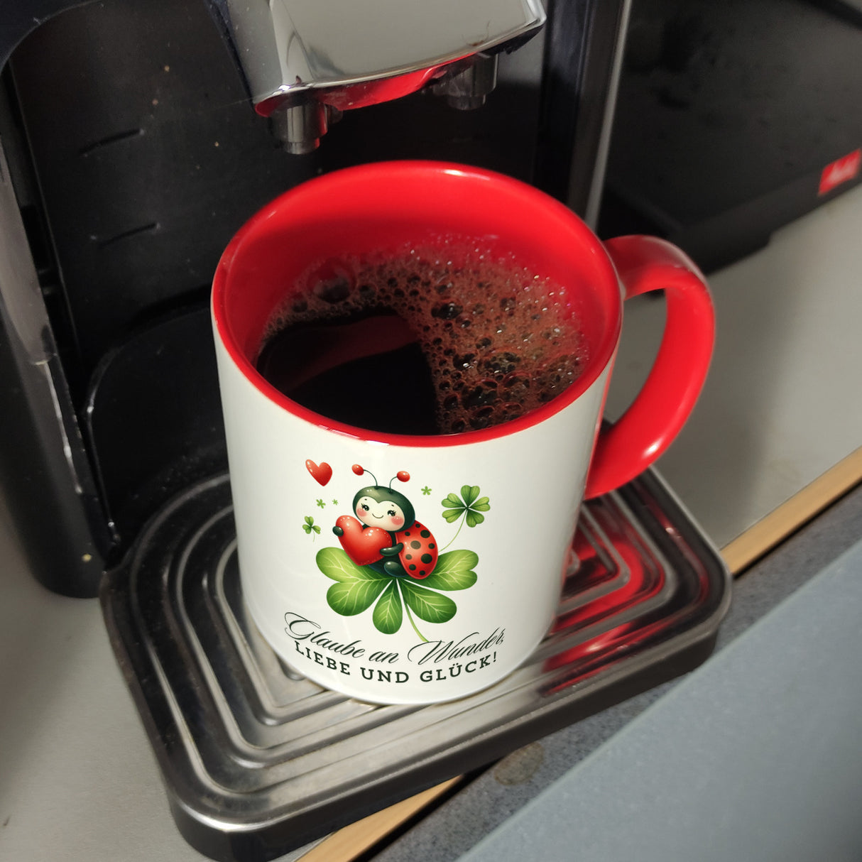 Marienkäfer Kaffeebecher mit Spruch Glaube an Wunder, Liebe und Glück!