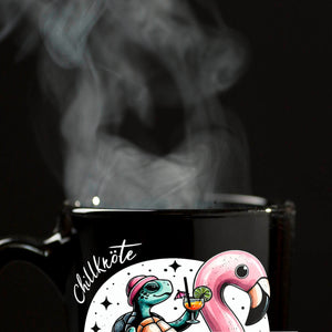 Schildkröte auf Flamingo-Schwimmring Tasse in Schwarz mit Spruch Chillkröte