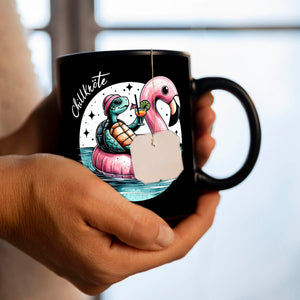 Schildkröte auf Flamingo-Schwimmring Tasse in Schwarz mit Spruch Chillkröte