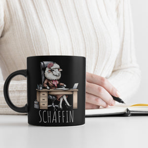 Schaf Chefin im Chefsessel Tasse in Schwarz mit Spruch Schäffin