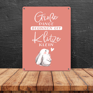 Baby Hase Metallschild in 15x20 cm mit Spruch Große Dinge beginnen oft Klitzeklein