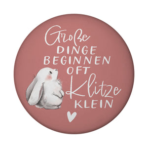 Baby Hase Magnet rund mit Spruch Große Dinge beginnen oft Klitzeklein