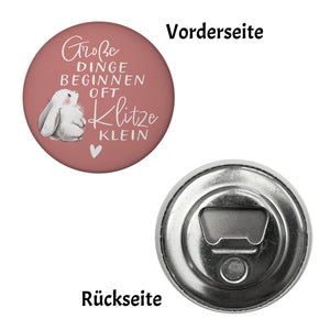 Baby Hase Magnet rund mit Spruch Große Dinge beginnen oft Klitzeklein