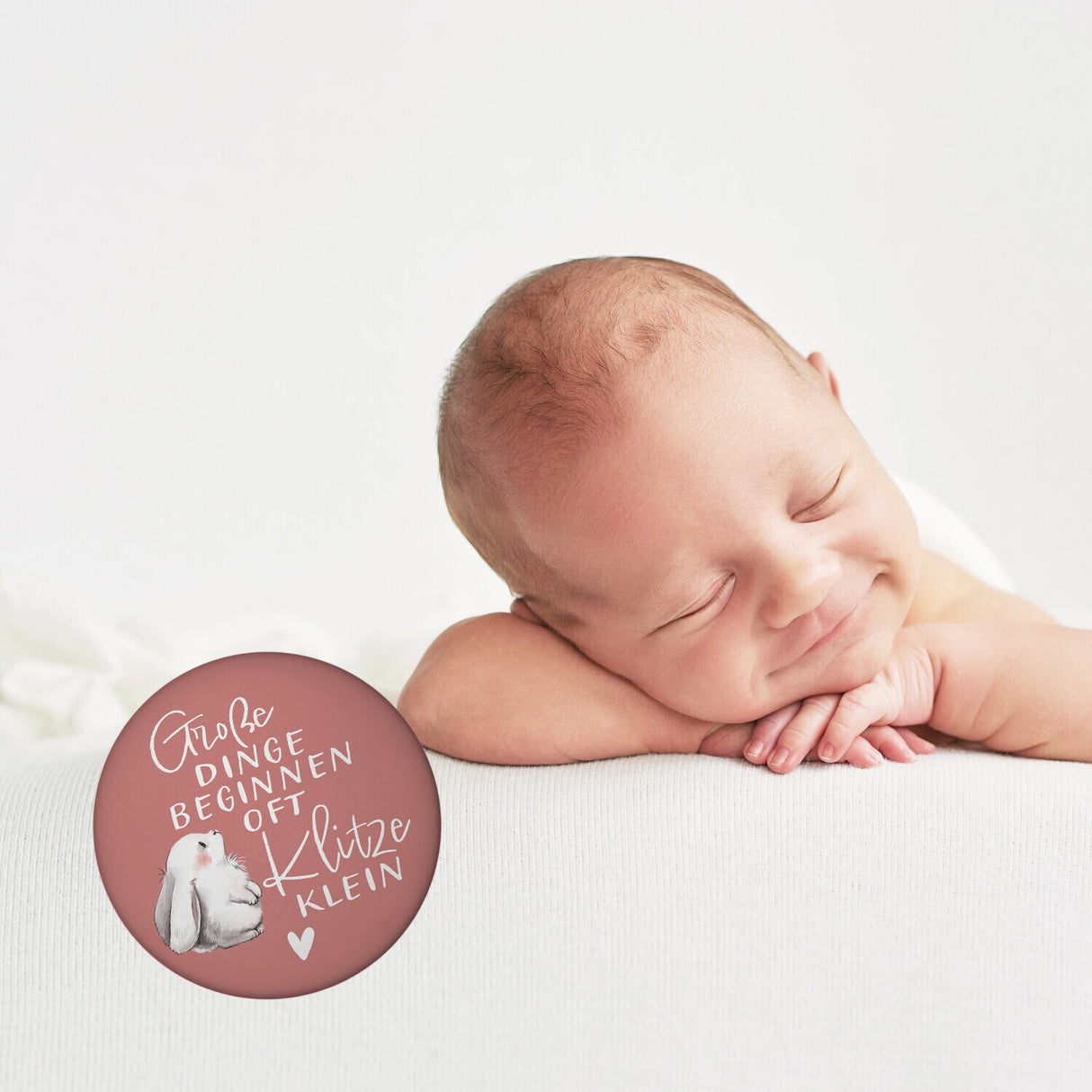 Baby Hase Magnet rund mit Spruch Große Dinge beginnen oft Klitzeklein